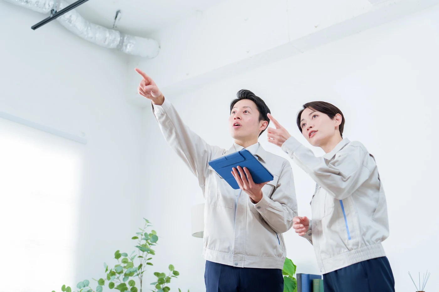 不動産の現地確認をするスタッフ